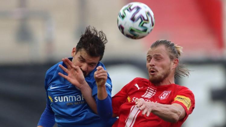 Voll zu Sache ging es im Ost-Duell in Halle: Hier versucht sich der Rostocker Julian Riedel (links) gegen HFC-Kicker Marcel Titsch Rivero durchzusetzen.