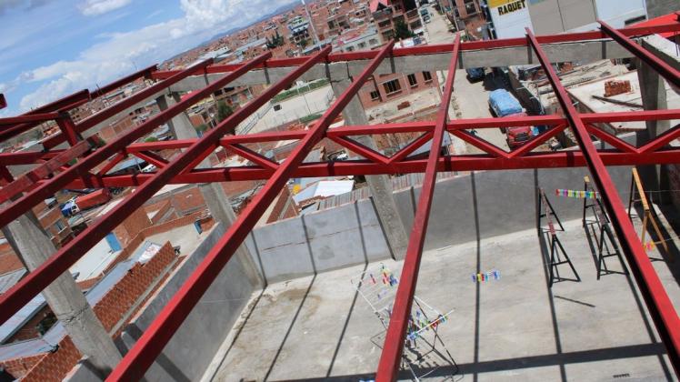 Noch ist das Kulturzentrum in El Alto ohne Dach. Auch im Inneren des Gebäudes müssen noch Arbeiten abgeschlossen werden.