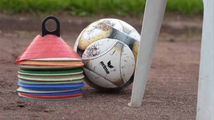 Der Ball ruht: Der Niedersächsische Fußball-Verband hat beschlossen, den Spielbetrieb bis zum Jahresende zu unterbrechen (Symbolbild).