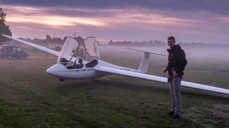 Steffen Specker - hier vor der ASK21 - hat in diesem Jahr seine Segelfluglizenz nach seiner praktischen Prüfung in Nordhorn/Lingen bestanden.