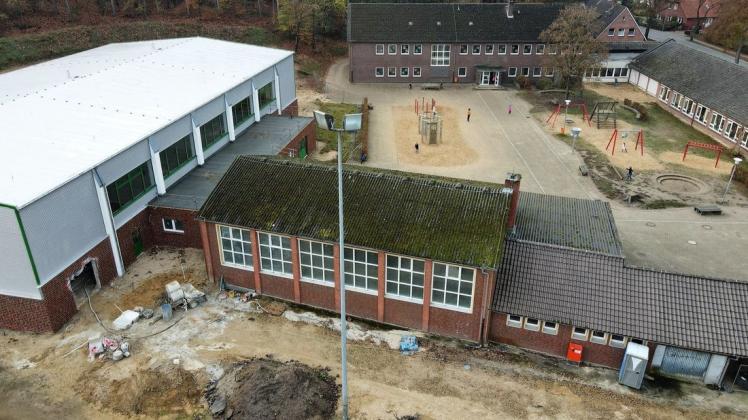 Bippens Bildungszentrum mit Grundschule (im Bildhintergrund), neuer (links) und alter Turnhalle (vorne Mitte). 

Foto: Jürgen Schwietert
