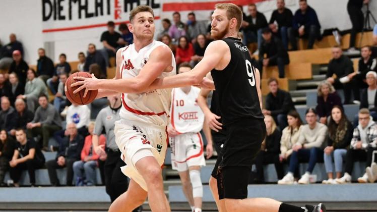 Der Lette Roberts Dembskis (mit Ball) ist einer von drei ausländischen Profis im TuS-Kader. Der Lette Roberts Dembskis (mit Ball) ist einer von drei ausländischen Profis im TuS-Kader.