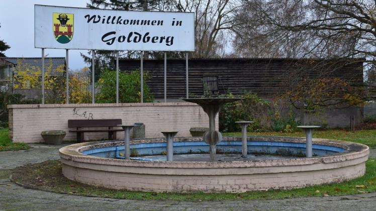 Die künftige Gestaltung des Brunnengeländes steht weiterhin in den Sternen. Viele Goldberger erinnert das DDR-Bauwerk an frühere Zeiten.