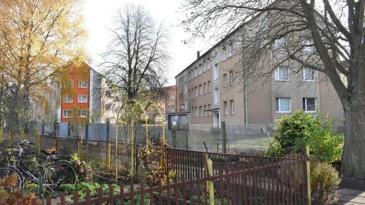 Dass das Mehrfamilienhaus in der Mathias-Thesen-Straße 18/19 in Reutershagen durch einen Neubau ersetzt werden soll, sorgt für Unmut bei den Anwohnern.