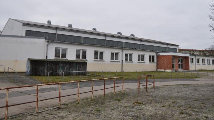 Die Investitionen für Baumaßnahmen an Schulen steigen 2021 auf knapp 13 Millionen Euro. So wird für die alte und energiefressende Sporthalle des Friedrich-Franz-Gymnasiums Parchim 2021 eine neue gebaut.
