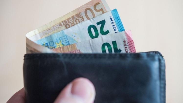 Mehrere Millionen Euro zahlt die Hansestadt den Managern ihrer eigenen Unternehmen. Rostock stehe mit der Wirtschaft im Wettbewerb "um gute Köpfe". Mehrere Millionen Euro zahlt die Hansestadt den Managern ihrer eigenen Unternehmen. Rostock stehe mit der Wirtschaft im Wettbewerb "um gute Köpfe".