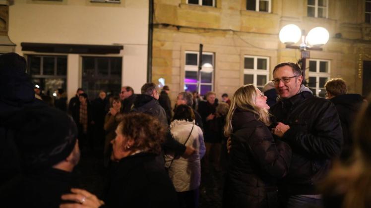 Tanzen zum Jahreswechsel: Solche Bilder, wie hier Silvester 2018 in der Krahnstraße, wird es zum Jahreswechsel 2020/21 voraussichtlich nicht geben. Was genau in der Silvesternacht in Osnabrück erlaubt sein wird, steht derzeit allerdings noch nicht fest.
