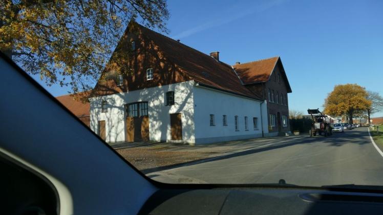 An der Warendorfer Straße in Bad Laer wurden immer wieder Häuser mit Eiern beworfen. Möglicherweise aus vorbeifahrenden Autos heraus. Die Polizei geht unter anderem Hinweisen auf ein Auto mit BE-Kennzeichen nach. An der Warendorfer Straße in Bad Laer wurden immer wieder Häuser mit Eiern beworfen. Möglicherweise aus vorbeifahrenden Autos heraus. Die Polizei geht unter anderem Hinweisen auf ein Auto mit BE-Kennzeichen nach.