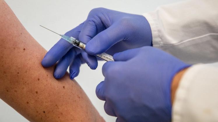 Noch ist kein Impfstoff gegen das Coronavirus zugelassen. Die Planung für das Impfen großer Gruppen der Bevölkerung läuft in Niedersachsen aber auf Hochtouren. Tausende Menschen täglich sollen in Zentren verteilt über das ganze Land geimpft werden.