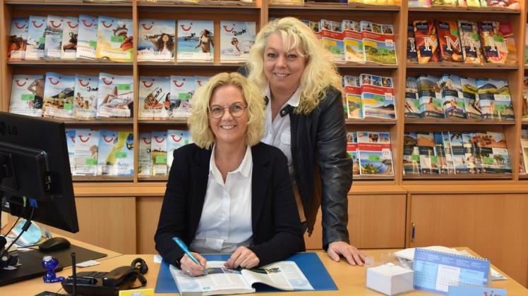 Zufrieden auf die zurückliegenden 25 Jahre ihres Reisebüros am Obenende blicken Renate Wiemker (sitzend) und Ingrid Wäcken zurück.