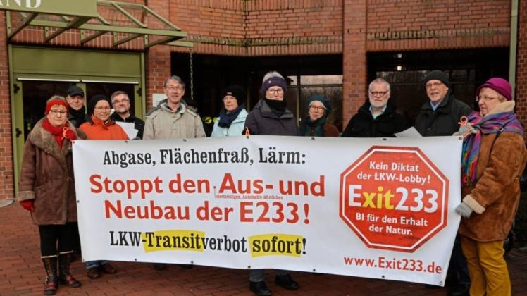 Vor der Sitzung des Kreisausschusses demonstrierten Mitglieder der Bürgerinitiative Exit233 vor drei Jahren gegen den Ausbau der E233 (Archivfoto). Vor der Sitzung des Kreisausschusses demonstrierten Mitglieder der Bürgerinitiative Exit233 vor drei Jahren gegen den Ausbau der E233 (Archivfoto).