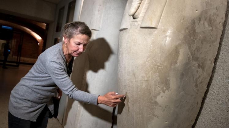 Friederike Seyfried, Direktorin des Ägyptischen Museums, zeigt Medienvertretern Spuren der Sachbeschädigungen an einem Sarkophag des Propheten Ahmose im Neuen Museum. Auf der Berliner Museumsinsel sind Dutzende Kunstwerke augenscheinlich mutwillig beschädigt worden. Foto: Bernd von Jutrczenka/dpa Friederike Seyfried, Direktorin des Ägyptischen Museums, zeigt Medienvertretern Spuren der Sachbeschädigungen an einem Sarkophag des Propheten Ahmose im Neuen Museum. Auf der Berliner Museumsinsel sind Dutzende Kunstwerke augenscheinlich mutwillig beschädigt worden. Foto: Bernd von Jutrczenka/dpa