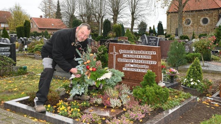 Auch das eigene Familiengrab hat Ralf Brockmeyer anlässlich des Totensonntags frisch gestaltet. Auch das eigene Familiengrab hat Ralf Brockmeyer anlässlich des Totensonntags frisch gestaltet.