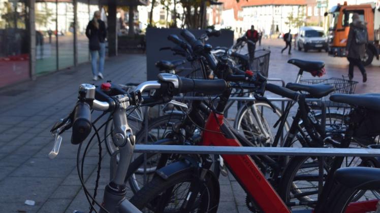 Radfahren ist in der Lingener Fußgängerzone tagsüber nicht erlaubt. Die Räder müssen deshalb geschoben werden.