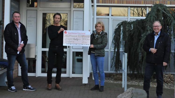5000 Euro haben Jan Boll (links) und Günter Klefing (rechts) an das Proejct Help in Lingen gespendet. Die Spende nahmen Michael Greis und Barbara Greis entgegen.