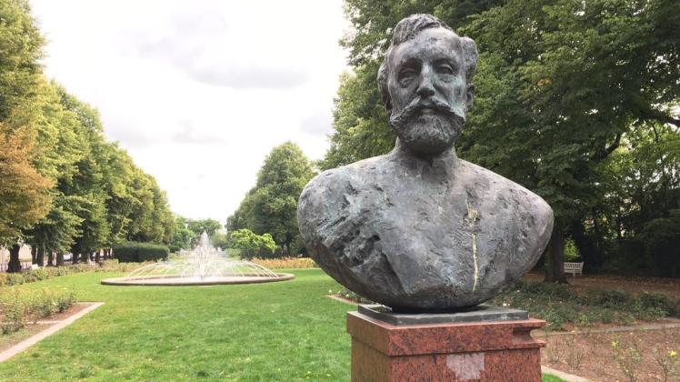 Das Denkmal Paul Pogges soll den Rosengarten künftig nicht mehr so prominent zieren wie bisher.