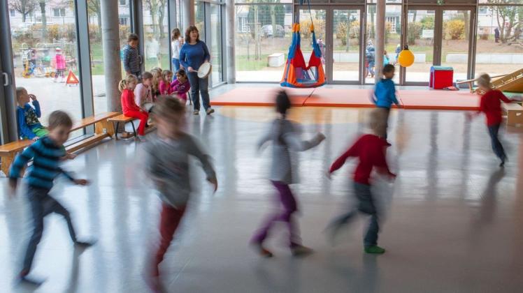 Bis zu fünf Kindergärten sind in der Hansestadt von Infektionen mit dem Coronavirus und Quarantäne betroffen.