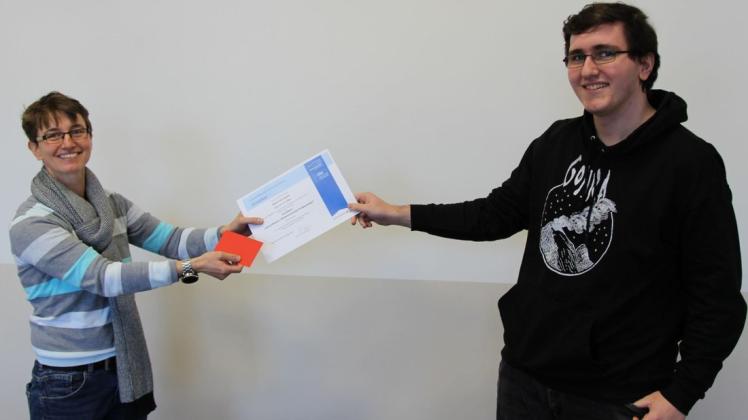 Beherrscht Mathe auf universitärem Niveau: Deniz Zeytin erhält Zertifikat des Instituts für Mathematik an der Universität Oldenburg von seiner Mathe-Lehrerin Béatrice Gronau.