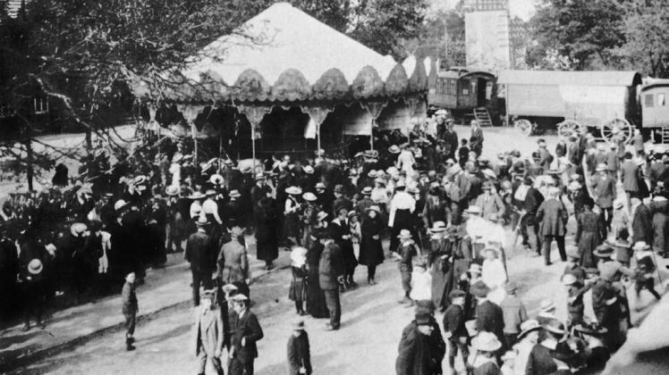 Kirmes 1919 auf dem Bersenbrücker Marktplatz. Ein Bild aus dem Bersenbrücker Heimatkalender 2021.