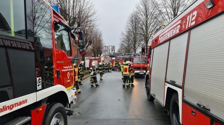 Aus bisher unbekannter Ursache ist die Zwischenwand eines Hauses in Bersenbrück in Brand geraten.
