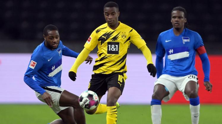 Kein Fußballer war bei seinem ersten Bundesliga-Spiel jünger: Youssoufa Moukoko (Mitte) vom BVB.