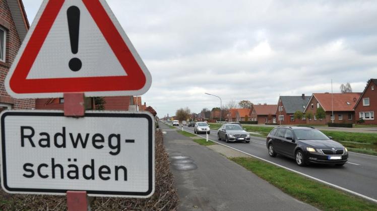 Achtung, Radwegschäden! Warnschilder wie hier am Splitting finden sich an mehreren Stellen in Papenburg. 