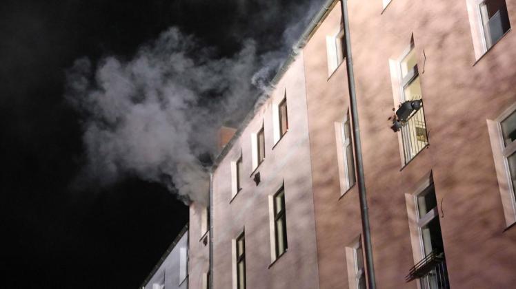 In einer Dachgeschosswohnung in der Neuen Werderstraße brach am Sonntagabend ein Feuer aus.