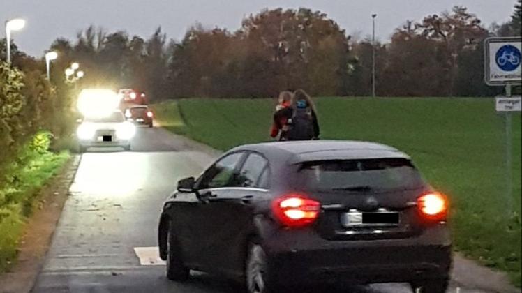 Zwischen Bersenbrücker SPD und Stadtverwaltung ist umstritten, ob Fußgänger und Radfahrer auf dem Hastruper Weg sicher sind. Auf der Fahrradstraße müssen Autofahrer auf Radler Rücksicht nehmen. Fußgänger müssen den Seitenraum nutzen. Zwischen Bersenbrücker SPD und Stadtverwaltung ist umstritten, ob Fußgänger und Radfahrer auf dem Hastruper Weg sicher sind. Auf der Fahrradstraße müssen Autofahrer auf Radler Rücksicht nehmen. Fußgänger müssen den Seitenraum nutzen.