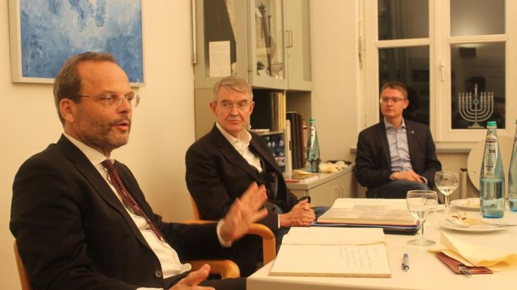Felix Klein (links) besuchte Lingen und sprach mit Vertretern vom Forum Juden-Christen, hier mit Walter Höltermann (Mitte) und Simon Göhler.