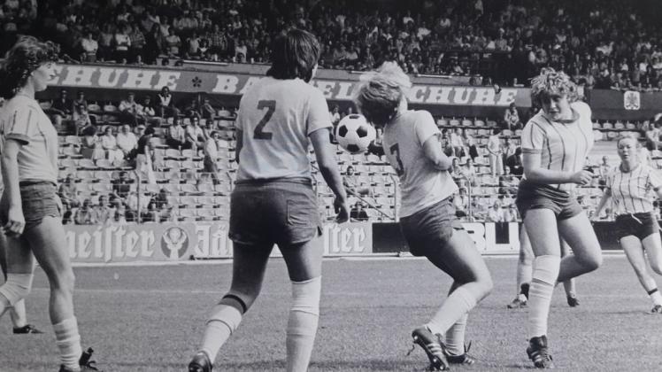 Schon früh ein Publikumsmagnet: Monika Kieselhorst (2. von rechts) spielte mit dem TV Jahn Delmenhrst 1979 in Braunschweig vor 10.000 Zuschauern.