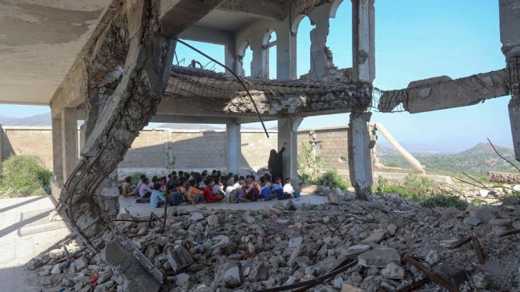 Im Jemen beginnt das neue Schuljahr. Von der Schule in Taizz ist nur noch eine Ruine übrig. Im Jemen beginnt das neue Schuljahr. Von der Schule in Taizz ist nur noch eine Ruine übrig.