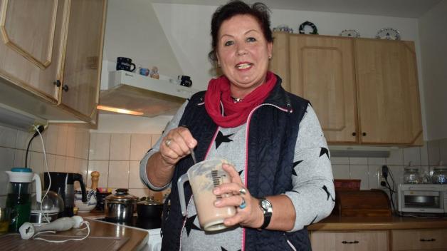 Bereitet das Futter zu Hause in der Küche zu: Marianne Grimm