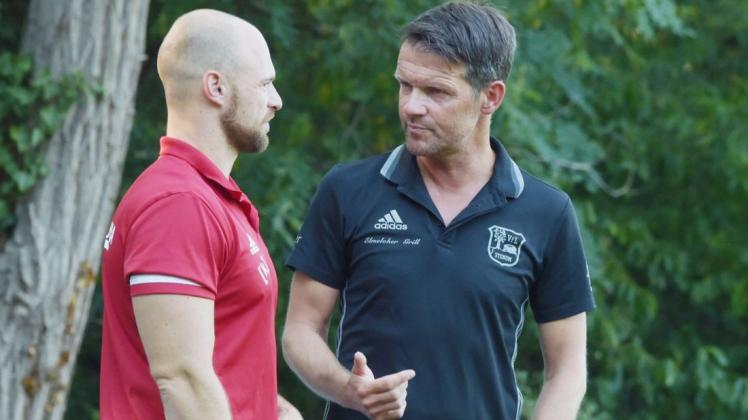 Thomas Baake, Trainer der Bezirksliga-Fußballer des VfL Stenum (rechts, im Gespräch mit seinem Co-Trainer Rouven Heidemann), zeigt sich mit dem bisherigen Verlauf der Saison 2020/21 "insgesamt nicht unzufrieden".