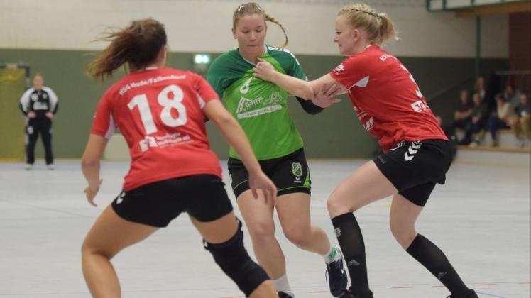 Warten auf den ersten Saisonsieg: die Oberliga-Handballerinnen des TV Neerstedt um 
Celina Struß (Mitte).