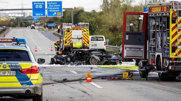 Illegales Rennen auf der A66 in Hessen? Nach Polizeiangaben verlor der 29-jährige Fahrer eines Lamborghinis aus noch ungeklärter Ursache die Kontrolle über sein Fahrzeug, schleuderte gegen die Mittelleitplanke und kollidierte mit einem unbeteiligten Auto der Marke Skoda.