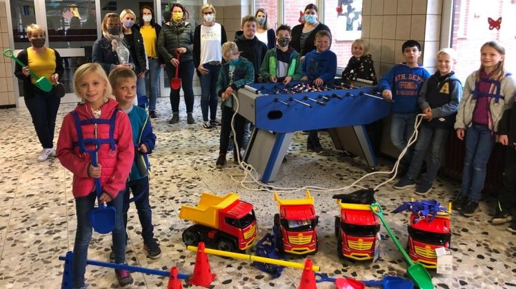In den Pausen dürfte bei den Schülern der Grundschule Merzen keine Langeweile aufkommen – dafür hat der Förderverein mit der Anschaffung neuen Spielzeugs und eines Kickertisches gesorgt.