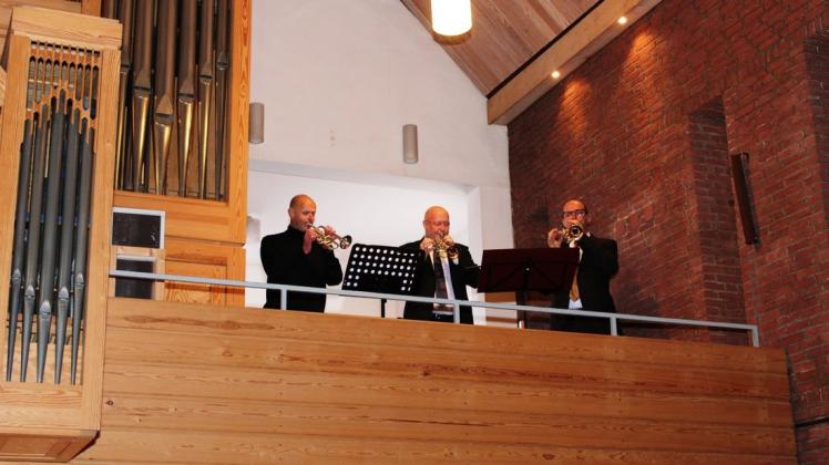 Herrlicher Trompetenklang in der Meppener Gustav-Adolf-Kirche von  Andreas Lögering, Matthias Kamps und Thomas Irmen (v.l.) beim Abschlusskonzert der Meppener Blechbläsertage 2020.