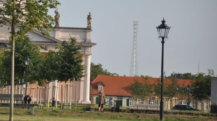 Postkartenmotiv mit Funkturm. Wer vom Schlossplatz Richtung Stadtkirche fotografiert, bekommt den Gittermastturm zwangsläufig mit ins Bild.