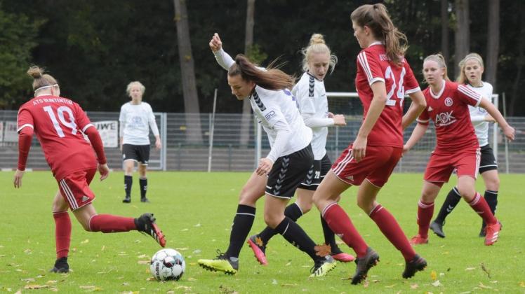 Die Fußballerinnen des TV Jahn Delmenhorst (weiße Trikots) haben in der Regionalliga einen Fehlstart hingelegt.