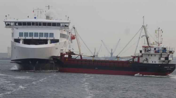 Es geschah am Nachmittag des 1. November 2019. Der den Seehafen ansteuernde dänische Frachter „Danica Violet“ kollidierte Höhe Kreuzfahrtterminal in Warnemünde nach einem Ruderausfall mit der auslaufenden Fähre „Berlin“.