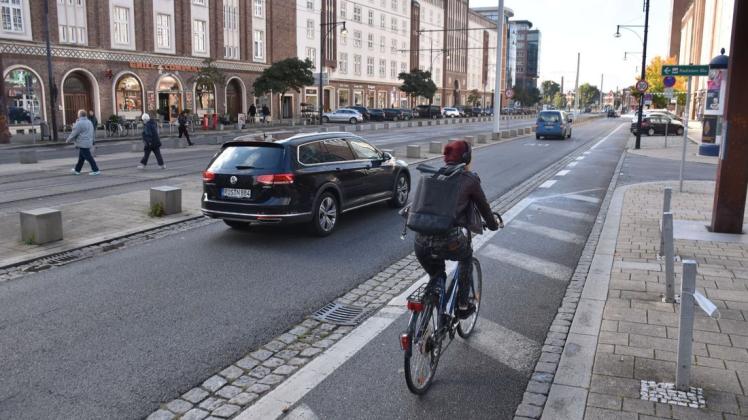 Weil Radfahrer unsicher sind, wird der alte Fahrradstreifen in der Langen Straße immer noch genutzt, obwohl das seit Ende 2018 nicht mehr erlaubt ist. Sie müssten sich auf der Spur für Autos einordnen.