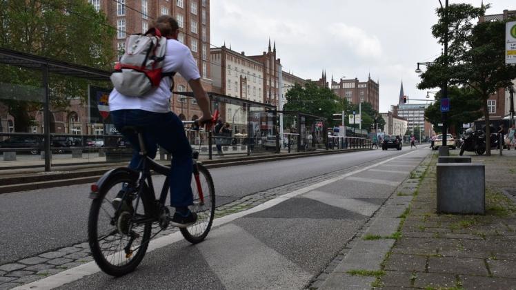 Seit September 2018 teilen sich Auto- und Radfahrer die Lange Straße in Rostock. Die Stadt sucht nun nach einer neuen Lösung.