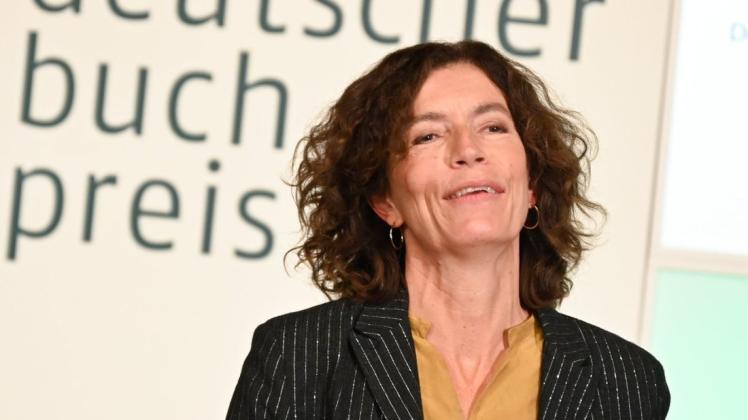 Die Autorin Anne Weber freut sich im Kaisersaal des Römers nach dem Gewinn des Deutschen Buchpreises 2020. Foto: Arne Dedert/dpa