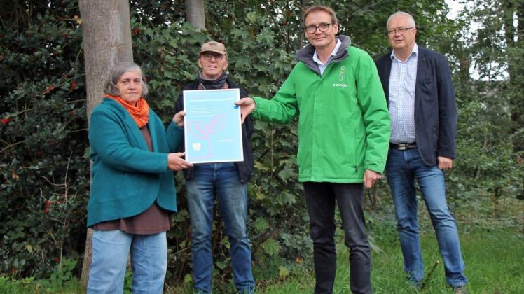 Johannes Geers (Dritter von links) und Bürgermeister Ansgar Brockmann (Vierter von links) überreichen Brigitta Sprünken und Volker Siefke den Klimaschutzpreis 2020.