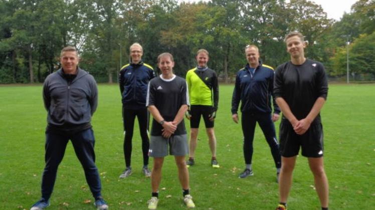 Freute sich über viele gute Leistungen: das M30/35-Team der LGG Ganderkesee mit (von links) Ulrich Garde, Thomas Meyer, Frank de Groot, Peter Abel, Jochen Wolter und Henning Traut. Es hat einen Wettkampf für die Deutsche Altersklassen-Mannschaftsmeisterschaft absolviert. Freute sich über viele gute Leistungen: das M30/35-Team der LGG Ganderkesee mit (von links) Ulrich Garde, Thomas Meyer, Frank de Groot, Peter Abel, Jochen Wolter und Henning Traut. Es hat einen Wettkampf für die Deutsche Altersklassen-Mannschaftsmeisterschaft absolviert.