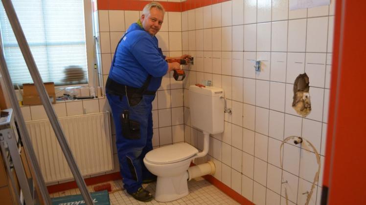 Michael Linnemann hat jetzt mit der Toilettensanierung in der Grundschule Habbrügge in Falkenburg begonnen.