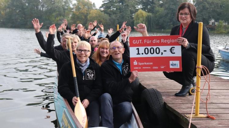 Waschecht im Drachenboot: Der Verein "Hartcorallen" gewinnt bei der Aktion "NDR 1 Radio hilft" 1000 Euro für die Vereinsarbeit, gestiftet durch die Sparkasse Parchim-Lübz.