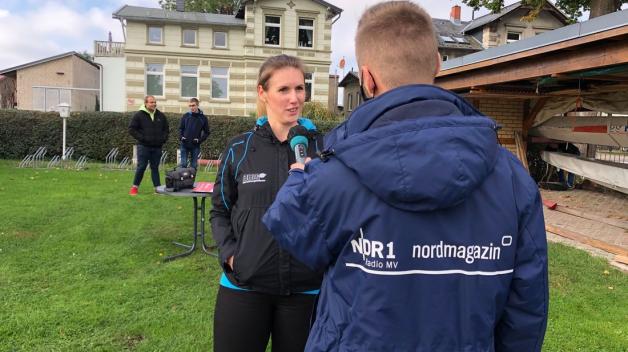 Vereinsmitglied Caroline Locke im Interview: Am Dienstag überreichte die Sparkasse Parchim-Lübz den Hartcorallen das Preisgeld. Die Aktion wurde vom NDR 1 Radio MV initiiert.
