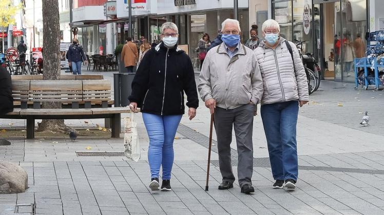 Sie praktizieren die Maskenpflicht in der Fußgängerzone bereits: Meta Eden, Johann und Maria Windhorst aus Delmenhorst auf der Langen Straße.