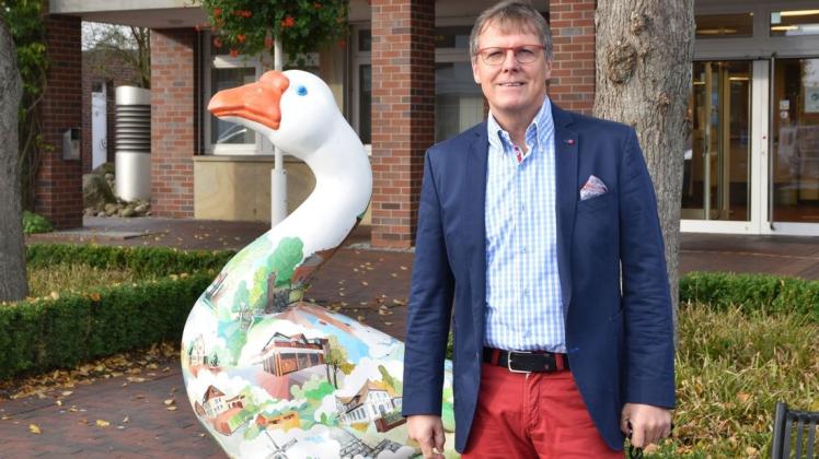 In Bremen liegt bislang sein beruflicher Mittelpunkt, in der Gantergemeinde möchte er jetzt die Politik aufmischen: Bürgermeister-Kandidat Frank Lenk vor dem Ganderkeseer Rathaus, in das er nach der Wahl im kommenden Jahr einziehen möchte.